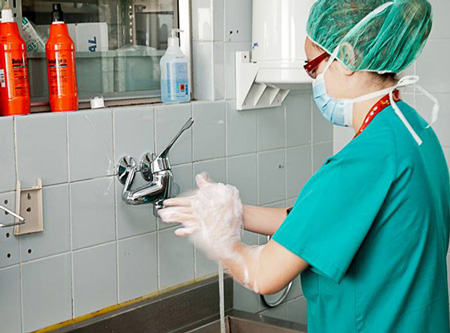 Enfermera se lava las manos